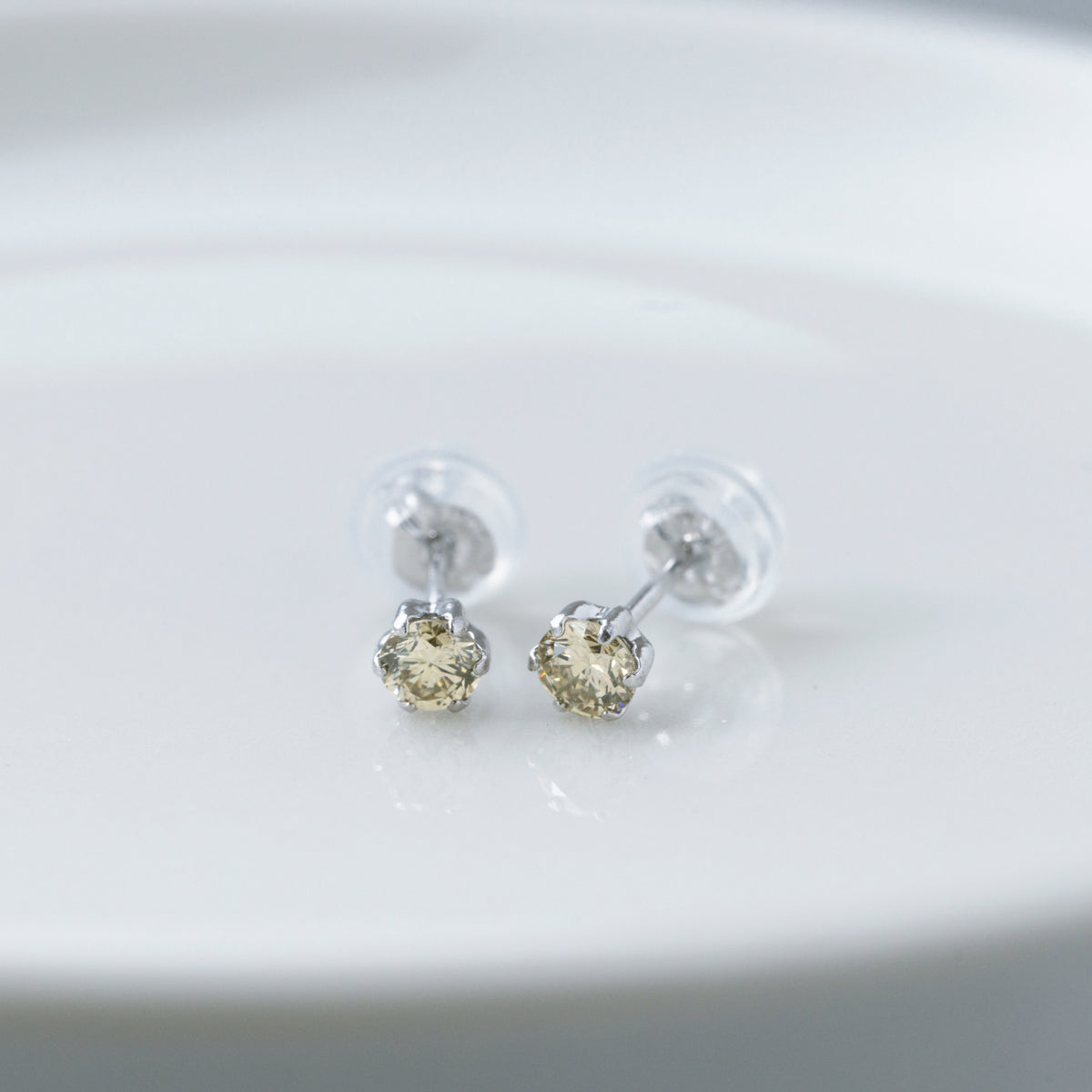シャンパンカラー ダイヤモンドピアス TTLB 計0.2ct PT900 プラチナ 6本爪 スタッド