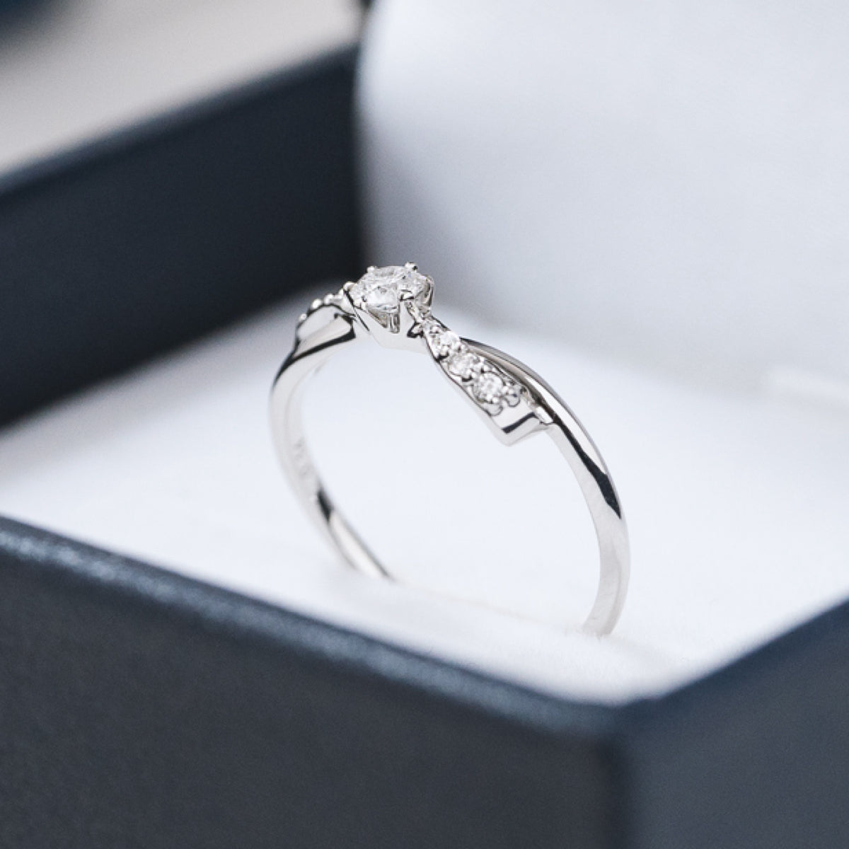 ダイヤモンドリング 0.14ct PT900 プラチナ リボン RIBBON