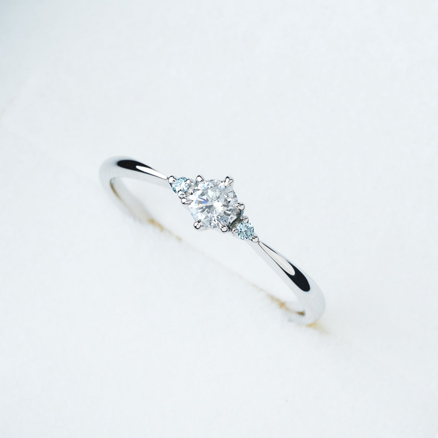 アイスブルーダイヤモンドリング 0.1ct-up PT900 6本爪留め アイスブルーダイヤ2石 細め