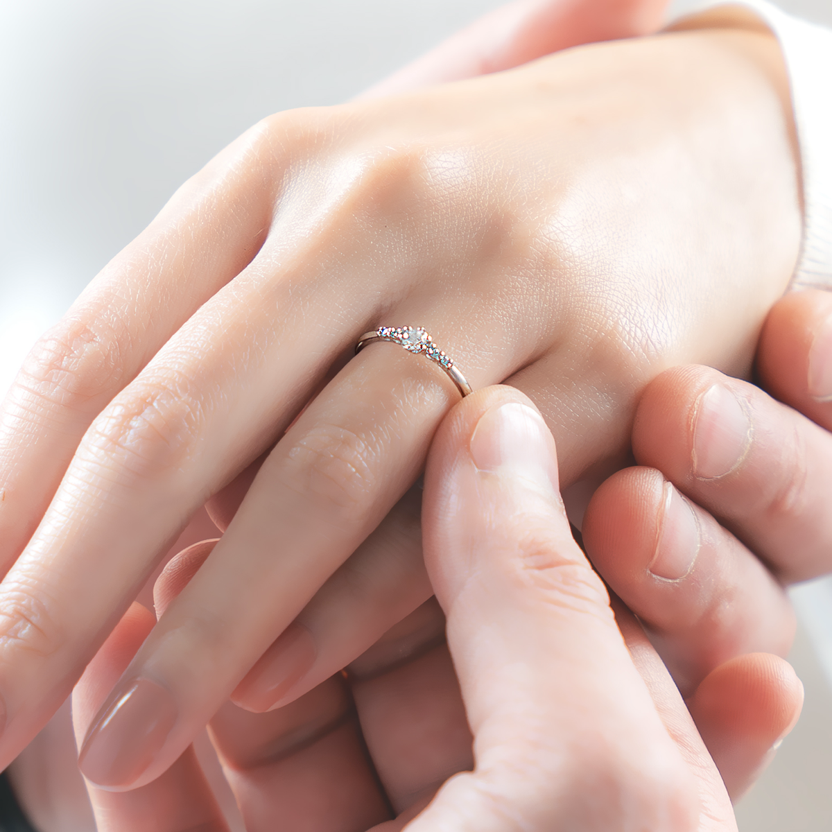 アイスブルーダイヤモンド婚約指輪