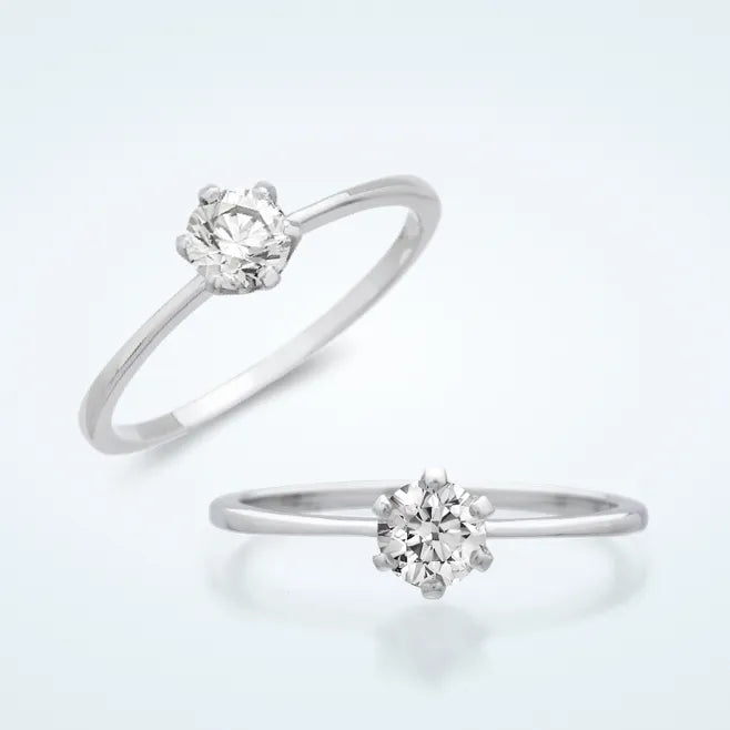 細身のストレートアームに、センターの 0.3ct 天然ダイヤモンドを 6本爪で留めたソリティアのエンゲージリングです。サイド石はなく、センターストーンだけが主役になります。