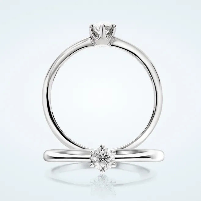 細身のストレートアームに、センターの 0.2ct 天然ダイヤモンドを 6本爪で留めたソリティアのエンゲージリングです。サイド石はなく、センターストーンだけが主役になります。