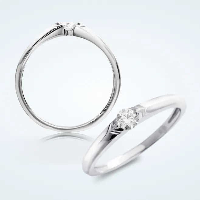 0.1ct の天然ダイヤモンドを 2本爪で留めたソリティアのエンゲージリングです。サイド石はなく、センターストーンだけが主役になります。
